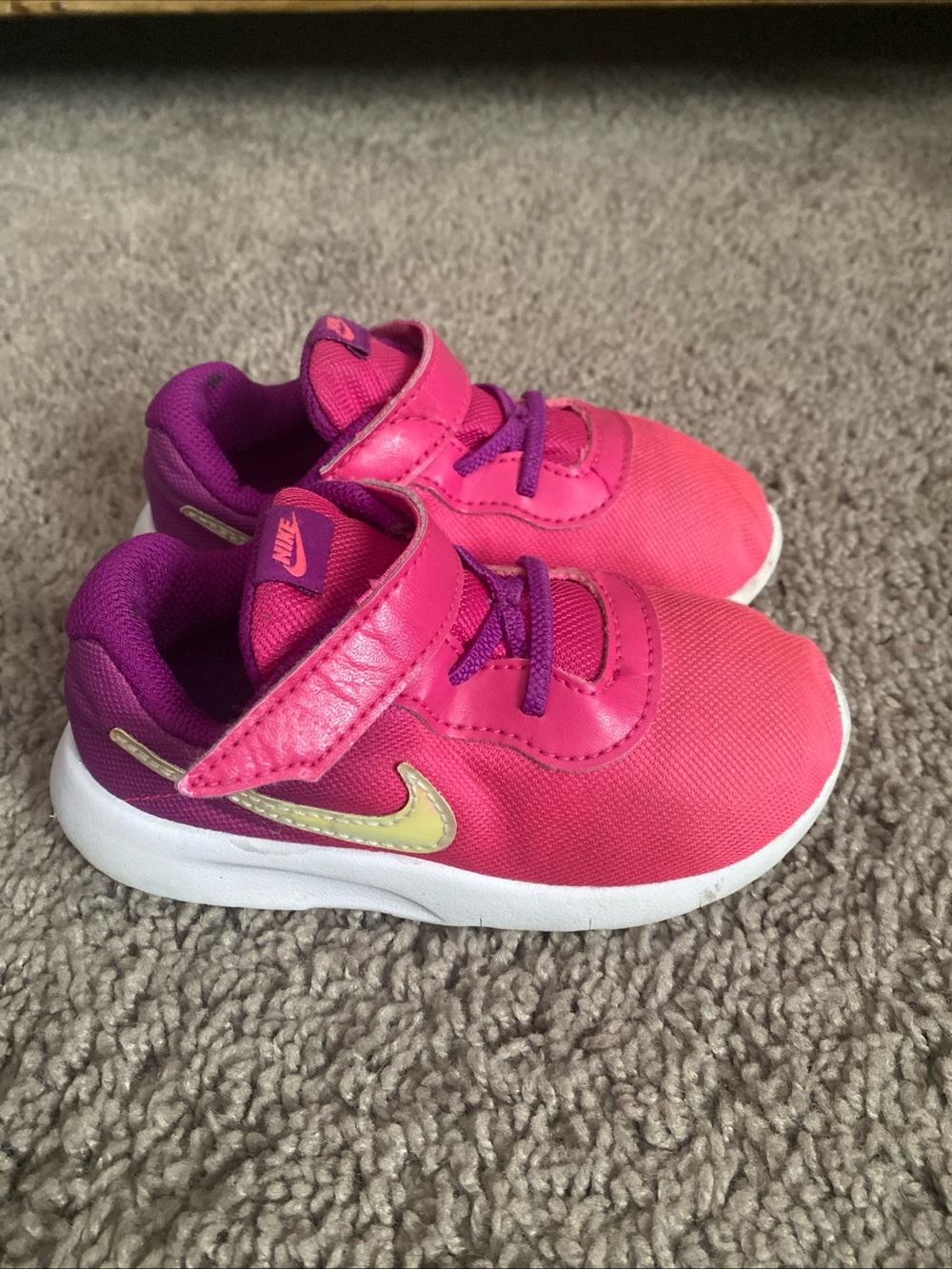 Nike Tanjun Kids Hot Pink & Purple Athletic Sneaker with Gold Swoosh